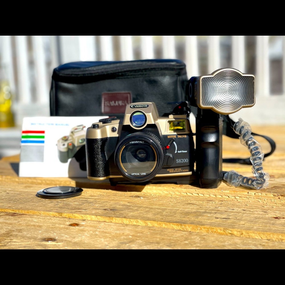 Canon S8200 35mm Camera w/ Flash and Camera bag